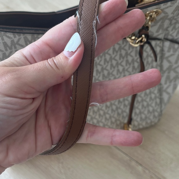 Michael Kors Cream Shoulder Bag with Gold Accents - Picture 3 of 4